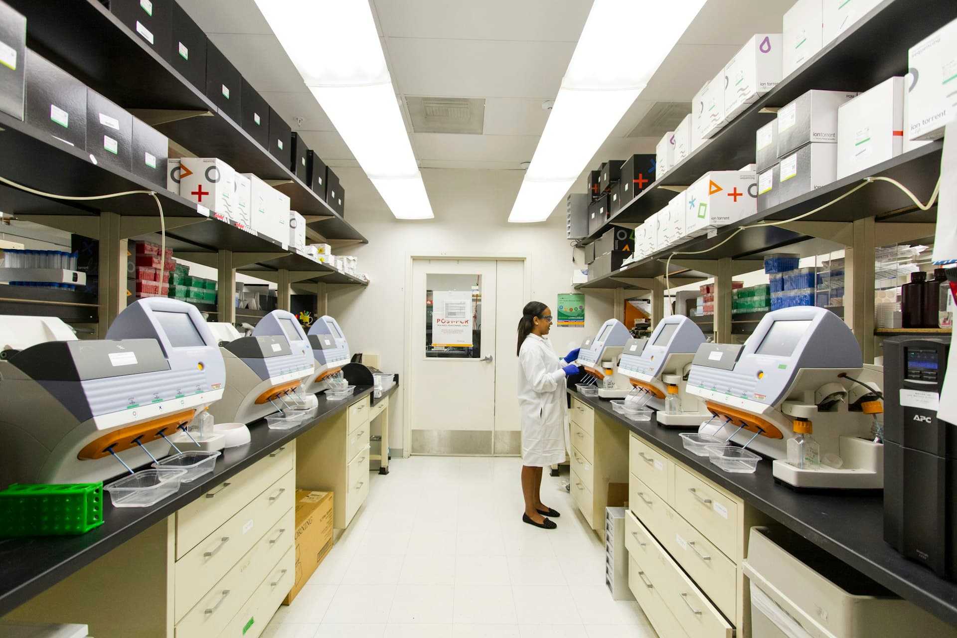 Laboratory equipment and biotech research instruments
